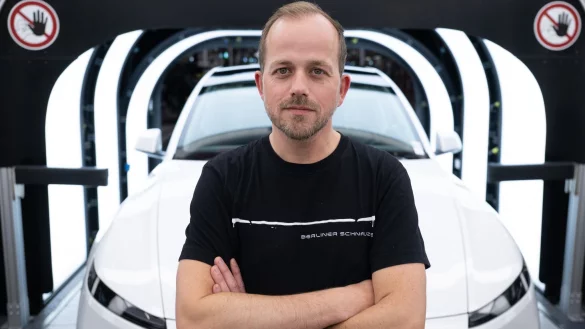 Der Werksleiter der Tesla-Fabrik in Gr&uuml;nheide, Andr&eacute; Thierig, &auml;u&szlig;ert sich zur Entlohnung. (Archivbild) - &copy; Sebastian Gollnow/dpa