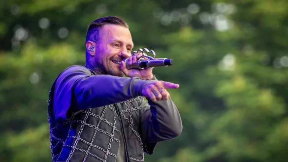 Der deutsche Rapper Kontra K (Maximilian Diehn) hat Taylor Swift von Platz eins in den Album-Charts vertreiben können. (Archivbild) - © Daniel Karmann/dpa