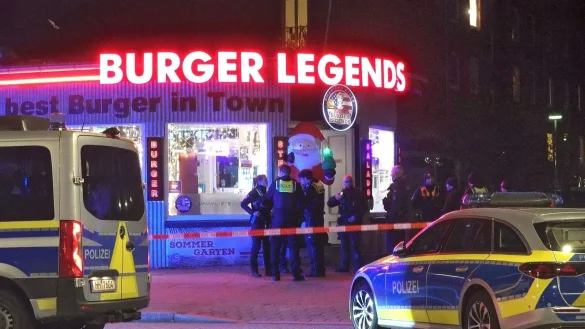 Am Abend fallen in einem Burgerladen in Hamburg-Eimsbüttel Schüsse und ein Mann wird verletzt. - © Carsten Neef/News & Art/dpa