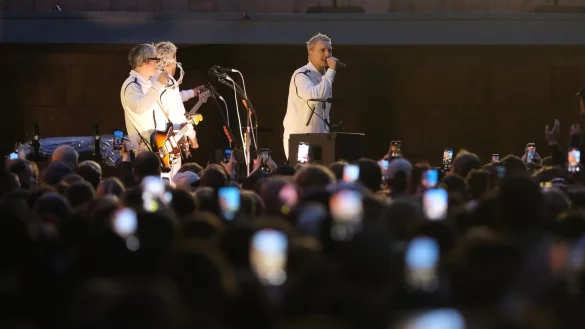 Bei einem Überraschungskonzert in Chemnitz hatte Kraftklub das neue Album «Sterben in Karl-Marx-Stadt» Ende Mai angekündigt. Nun erscheint es am 28. November. (Archivbild) - © Sebastian Willnow/dpa