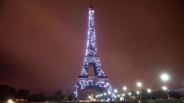 Der Eiffelturm ist auch im Weihnachtsfilm «Champagne Problems» prominent zu sehen. (Archivbild) - © Saul Loeb/AFP/dpa