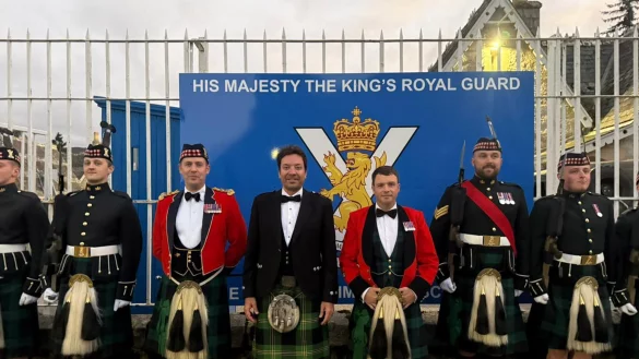 Eine zuf&auml;llige Begegnung bescherte Jimmy Fallon einen traditionell schottischen Abend. - &copy; 5 Scots/PA Media/dpa