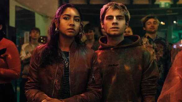 Nola (Samira Breuer) und Corvin (Florian Geißelmann) suchen die Macher der «Schattenseite». - © Elliott Kreyenberg/ARD Degeto Film/HR/funk/Dreamtool Entertainment GmbH/dpa