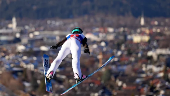 Die Slowenin Prevc fliegt der Konkurrenz davon. - &copy; Matthias Schrader/AP/dpa
