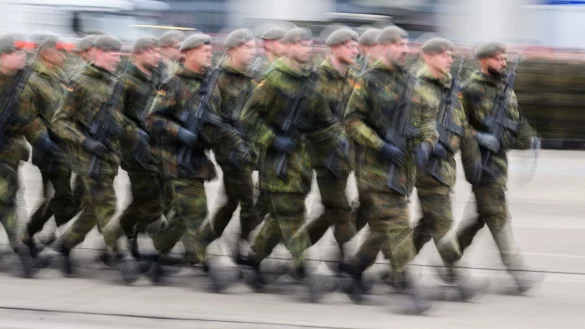 Junge Menschen wollen am 5. Dezember bundesweit gegen die neuen Wehrdienst-Pläne protestieren. (Symbolbild) - © Julian Stratenschulte/dpa
