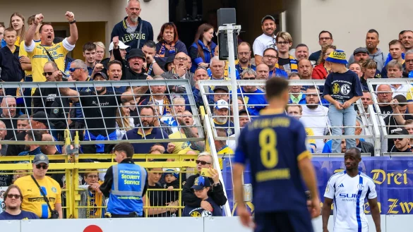 Der Schalker Christopher Antwi-Adjei (r) war beim Pokalspiel bei Lok Leipzig rassistisch beleidigt worden. (Archivbild) - &copy; Jan Woitas/dpa