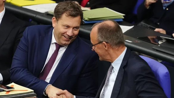 Es ist noch einmal gut gegangen: Klingbeil und Merz atmen auf. - &copy; Kay Nietfeld/dpa