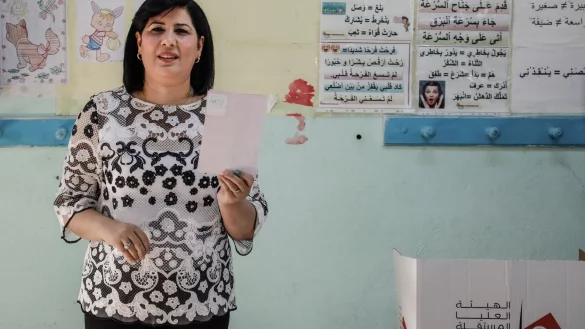 Ein tunesisches Gericht hat die prominente Oppositionspolitikerin Abir Moussi zu einer Gef&auml;ngnisstrafe von zw&ouml;lf Jahren verurteilt. (Archiv) - &copy; Khaled Nasraoui/dpa