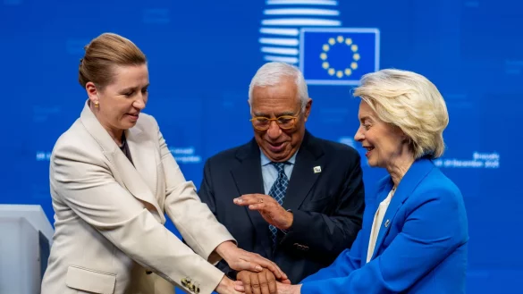 Feiern den Kompromiss: D&auml;nemarks Regierungschefin Mette Frederiksen, EU-Ratspr&auml;sident Ant&oacute;nio Costa und Kommissionschefin Ursula von der Leyen. - &copy; Michael Kappeler/dpa