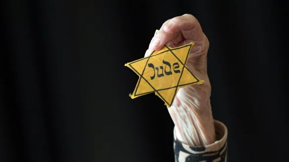 Die inzwischen gestorbene Holocaust-Überlebende Margot Friedländer zeigt einen Judenstern. (Archivbild) - © Britta Pedersen/dpa-Zentralbild/dpa