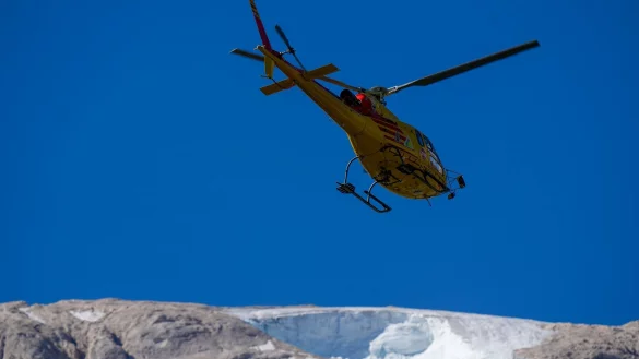 In Italien liegt in den Alpen noch nicht viel Schnee - jetzt wurde Schnee mit einem Hubschrauber eingeflogen. (Archivbild) - © Luca Bruno/AP/dpa