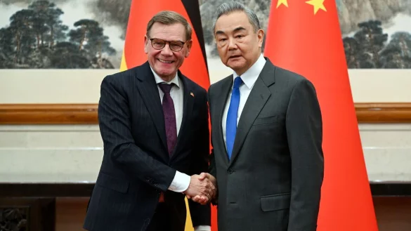 Beim Treffen von Außenminister Johann Wadephul (l., CDU) mit seinem chinesischen Kollegen Wang Yi geht es auch um Handelsbarrieren und den russischen Angriffskrieg auf die Ukraine. - © Soeren Stache/dpa