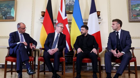 Merz, wie auch Großbritanniens Premier Keir Starmer und Frankreichs Präsident Emmanuel Macron bekräftigte die Unterstützung Deutschlands für Kiew. - © Toby Melville/Pool Reuters/AP/dpa