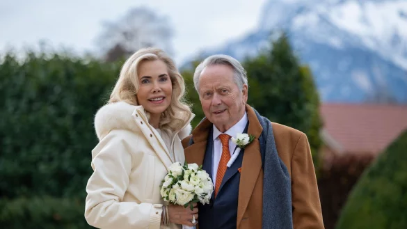 Gabriela zu Leiningen und Wolfgang Porsche haben geheiratet. - © Albert Moser/Porsche/dpa