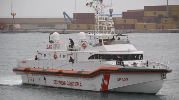 Ein Schiff der italienischen K&uuml;stenwache hat 50 Menschen vor Lampedusa gerettet. (Archivbild) - &copy; Valeria Ferrario/AP/dpa