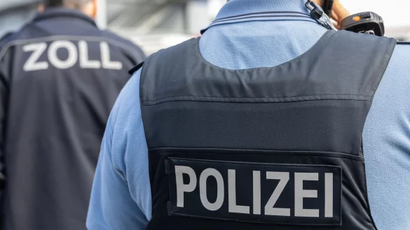 Bei einem Reisenden wurde der Zoll fündig, die Polizei brachte den Mann in Untersuchungshaft. (Symbolfoto) - © Hannes P. Albert/dpa