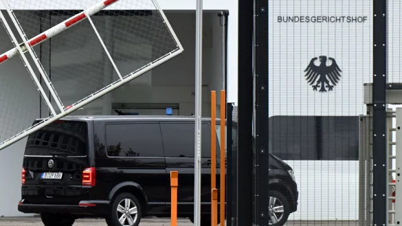 Der Beschuldigte wurde zum Ermittlungsrichter des BGH nach Karlsruhe gebracht. - &copy; Uli Deck/dpa