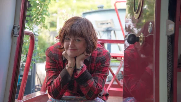 Ihr schillernder Stil brachte Farbe ins graue Westminster: Annette Dittert. (Handout) - © Paulo Ricca/Annette Dittert/dpa