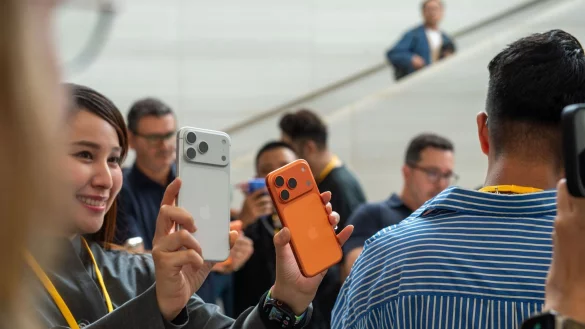 Das iPhone Pro gibt es in diesem Jahr erstmals in der Farbe Orange. - &copy; Andrej Sokolow/dpa