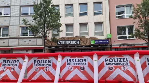 Bei Schüssen in einem Wettbüro in der Innenstadt von Gießen sind drei Menschen verletzt worden. - © Carolin Eckenfels/dpa