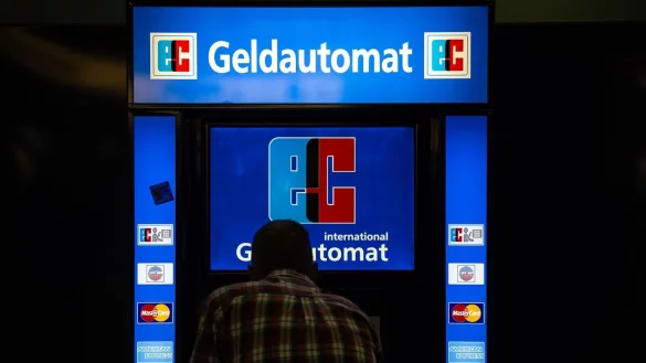 EU-Unterhändler haben sich auf neue Regeln zu Bargeldzugang und gegen Online-Betrug geeinigt. (Symbolbild) - © Hannes P. Albert/dpa