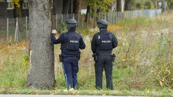 Polizisten ermittelten am Tag nach dem Vorfall zur Ursache und dem genauen Hergang. - &copy; Lars Haubner/News5/dpa