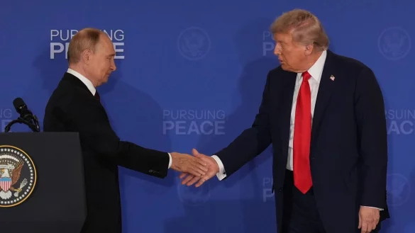 Erst wenn er sich eines Deals sicher sein kann, möchte Trump nach eigenen Angaben Putin erneut treffen. (Archivbild) - © Jae C. Hong/AP/dpa