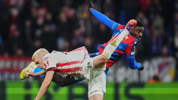 Umkämpftes Duell: Der SC Freiburg und Matthias Ginter (l.) spielen bei Viktoria Pilsen 0:0. - © Petr David Josek/AP/dpa