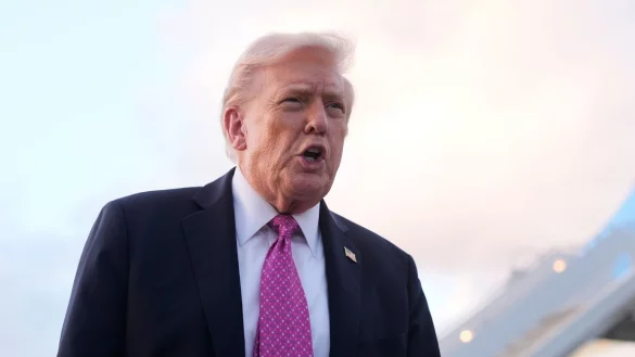 Donald Trump verhängte Zölle auf Lastwagen und Busse - und verlängerte zugleich Vergünstigungen für in den USA produzierte Fahrzeuge mit Import-Bauteilen. - © Mark Schiefelbein/AP/dpa