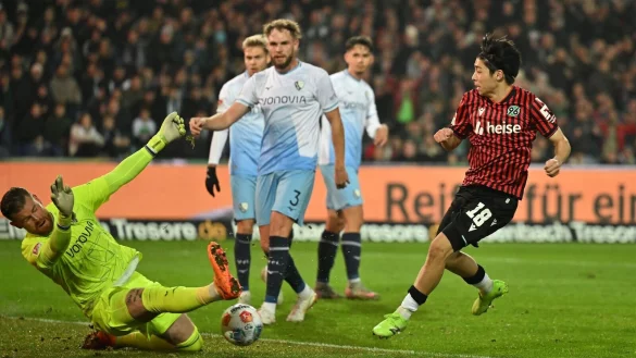 Großchance für Hannover: Daisuke Yokota scheitert an Bochums Torwart Timo Horn. - © Swen Pförtner/dpa