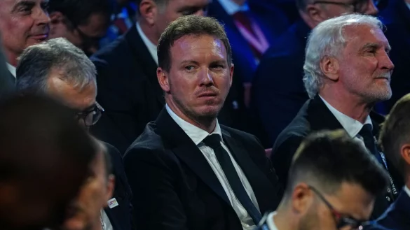 Julian Nagelsmann verfolgt die Auslosung an der Seite von Rudi Völler. - © Jia Haocheng/POOL Xinhua/AP/dpa