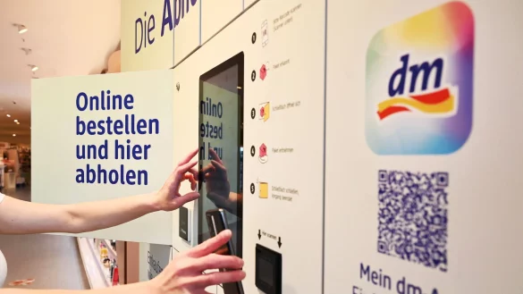 An mehr als 1.800 Abholstationen in Deutschland können Kundinnen und Kunden Waren abholen. (Archivbild) - © Uli Deck/dpa