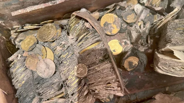 So sah der M&uuml;nzschatz aus, als er aus der Erde geholt wurde. - &copy; -/Nusmismatica Ars Classic/dpa