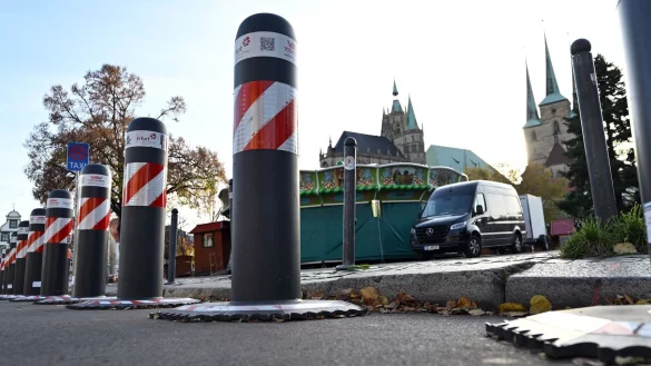 Die deutschen Weihnachtsm&auml;rkte werden wie hier in Erfurt mit Pollern und anderen Sperren gesichert. - &copy; Martin Schutt/dpa