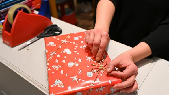 Geschenke ja - aber viele Menschen haben dafür weniger Geld zur Verfügung. (Symbolbild) - © Elisa Schu/dpa