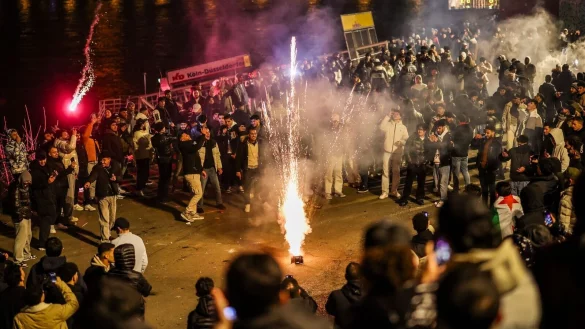 Menschen zünden in der Böllerverbotszone in der Düsseldorfer Altstadt Feuerwerk. (Archivfoto) - © Christoph Reichwein/dpa