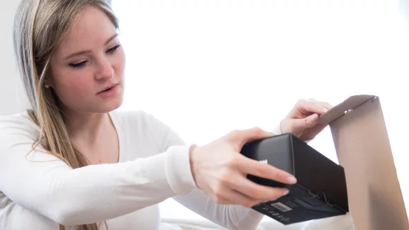 Es müssen nicht gleich verbotene Waffen sein, doch oft sind die Inhalte von Mystery Boxen nutzlos oder umstritten, wie eine Untersuchung der Stiftung Warentest zeigte. - © Christin Klose/dpa-tmn