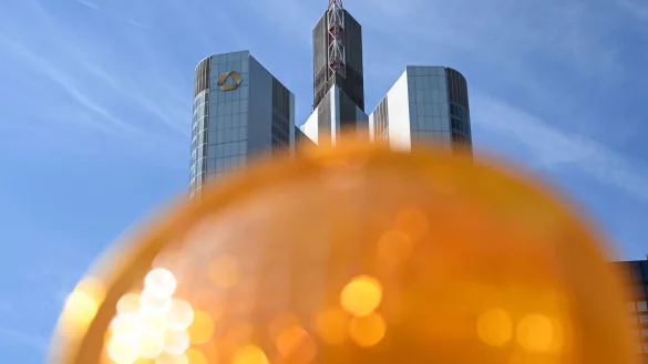 D&auml;mpfer im dritten Quartal, aber Kurs auf Milliardengewinn 2025: Die Commerzbank in Frankfurt. (Archivbild) - &copy; Arne Dedert/dpa