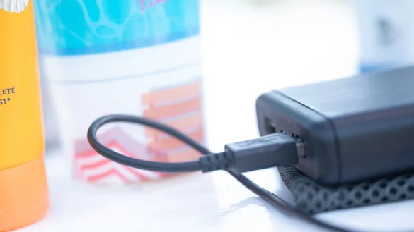 Immer mehr Fluglinien &uuml;berpr&uuml;fen ihre Richtlinien f&uuml;r den Transport von Lithium-Batterien. (Symbolbild) - &copy; Sebastian Gollnow/dpa/dpa-tmn