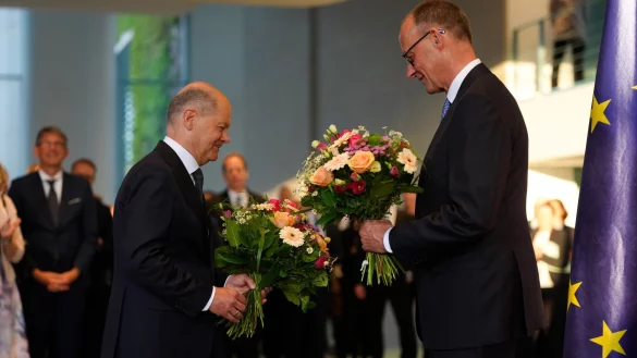 Das Kanzleramt hat SPD-Mann Scholz an seinen CDU-Nachfolger Merz &uuml;bergeben - einfacher Abgeordneter bleibt er. (Archivbild) - &copy; Michael Kappeler/dpa
