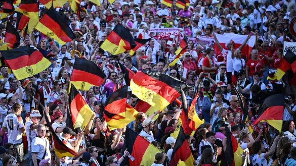 Die WM-Tickets sind laut FIFA in Deutschland begehrt. (Archivbild) - © Sebastian Gollnow/dpa