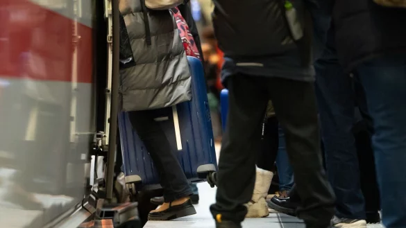 &Uuml;ber die Feiertage verreisen viele Menschen mit der Bahn. (Archivbild) - &copy; Markus Lenhardt/dpa