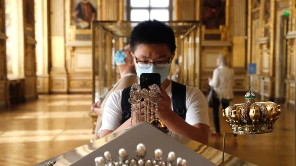 Die beim Einbruch in den Louvre erbeuteten Schmuckstücke sind von unschätzbarem Wert (Archivbild). - © Francois Guillot/AFP/dpa