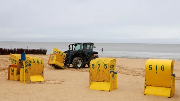 Die Sturmflut soll an der K&uuml;ste bis zu zwei Meter &uuml;ber dem mittleren Hochwasser ausfallen. - &copy; Christian Butt/dpa