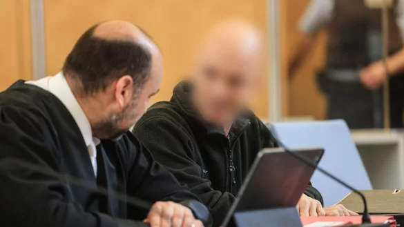 Der Ex-Offizier (r. verpixelt) bei seinem Prozess in D&uuml;sseldorf. (Archivbild) - &copy; Oliver Berg/dpa