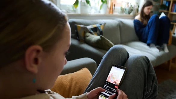 EU-Kommissionspräsidentin Ursula von der Leyen hatte der Debatte mit ihrer Forderung nach einer Altersgrenze in den sozialen Medien zuletzt neuen Auftrieb gegeben. (Symbolbild) - © Annette Riedl/dpa