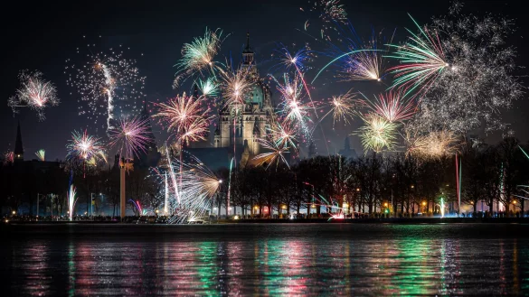 Niemand hat etwas gegen organisierte Feuerwerke an zentralen Pl&auml;tzen, doch die wilde B&ouml;llerei muss untersagt werden, sagt der Pr&auml;sident der Bundes&auml;rztekammer. (Archivfoto) - &copy; Moritz Frankenberg/dpa