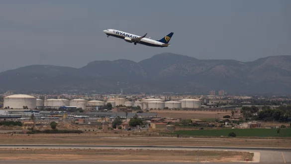 Mehrere Flüge wurden umgeleitet. (Symbolbild) - © Clara Margais/dpa