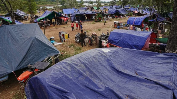 Evakuierte Menschen in der kambodschanischen Provinz Oddar Meanchey, wo sie auf einem Schulgel&auml;nde vor den K&auml;mpfen zwischen Thailand und Kambodscha Zuflucht suchen. (Archivbild) - &copy; Heng Sinith/AP/dpa