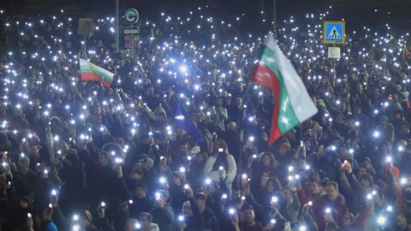 Menschen gingen mit Flaggen und Lichtern auf die Stra&szlig;e. - &copy; Valentina Petrova/AP/dpa